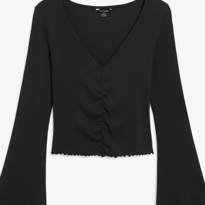 Topp  - Fin topp från monki, använd en gång. Lite croppad och har utsvängda ärmar. Frakt tillkommer 💓