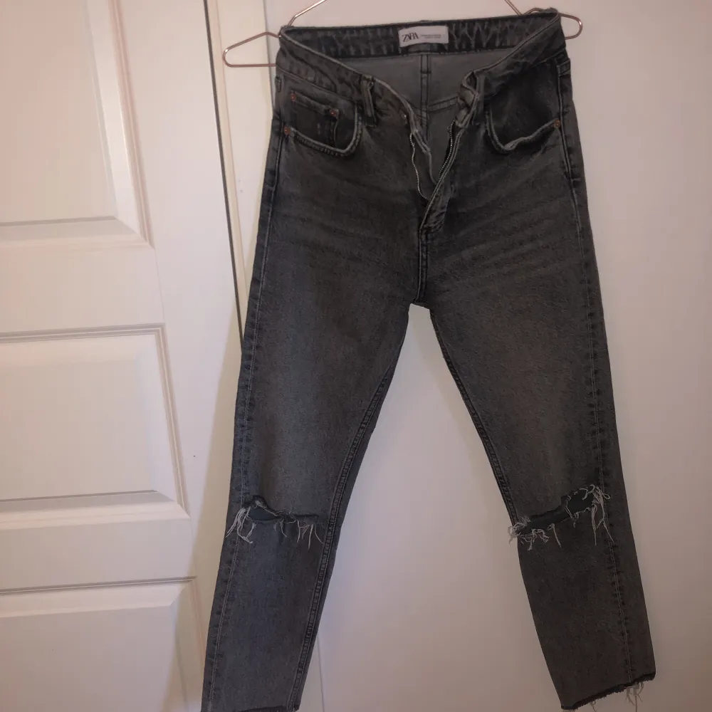 Grå/svarta jeans med slitning . Jeans & Byxor.