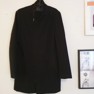 Zara man höstjacka strl M - Zara man höstjacka strl M, unik rock med sned dragkedja. Använd, men i gott skick!