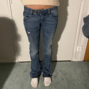 LÅGMIDJADE DIESEL JEANS - Sååå snygga Diesel jeans med så cool detalj där nere!!  Storlek W24 L32💝