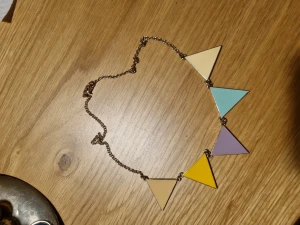 Halsband  - Guldigt med hängen i olila färger 