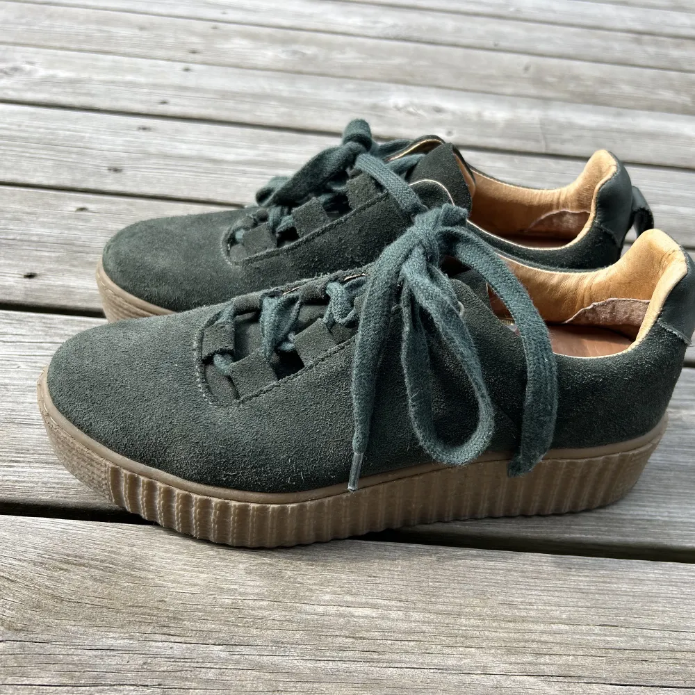 Jättecoola och snygga mocka skor från märket Samsøe Samsøe!!!😍 Köpta för ett halvår sen men kommer tyvärr inte till användning! Skicket är mycket bra på skorna🙏🏻💞Frakt tillkommer!!!. Skor.