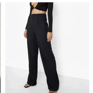 Svarta raka visa kostymbyxor  - Helt oanvända svarta raka kostymbyxor, beställde fel storlek så kollar om någon annan vill köpa💕 normal passform, Dm för frågor eller bilder, köpare står för frakt 🥰