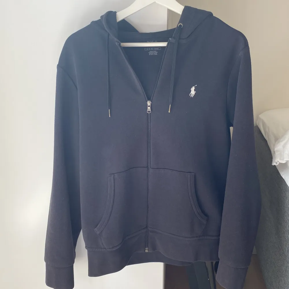 Svart Ralph lauren ziphoodie, strlk S, fint skick använd fåtal gånger, nypris 1300kr, säljer pågrund av att den är för liten, Pris kan diskuteras vid snabb affär, köpare står för frakt. Tröjor & Koftor.