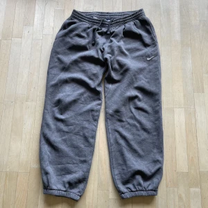 Nike Sweatpants - Mjukisar, baggy fit. Bra skick och passar L på killar. Mörkgråa!