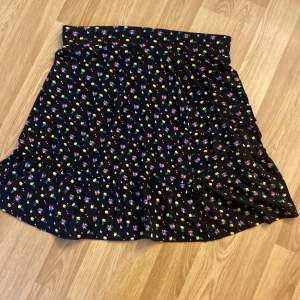 En kjol från GEKÅS ! Jätte fin ! Ganska använd men ser inte så använd ut!❤️Säljer för att den aldrig kommer till användning längre! 🩷