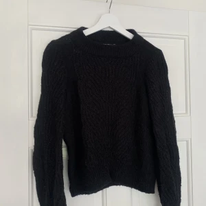 Stickad tröja  - Svart stickad tröja i storlek XS
