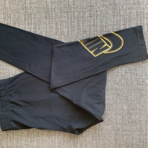 Träningstights barn - Träningstights till barn. 92% bomull och 8% elastan.  Storlek 146-156 cm.  Sparsamt använda. 