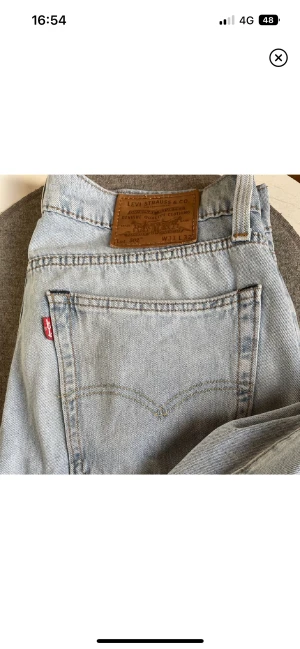 LEVIS jeans  - Levi’s modell LOT 502. Storlek: W31 L32. Motsvarar en storlek S-M.  Köpte dessa nyligen här på plick men de var tyvärr för små för mig så får lägga ut dom igen. Jättefina jeans i jättefint skick! Kolla gärna in mina andra annonser & okej att föreslå pris🧡