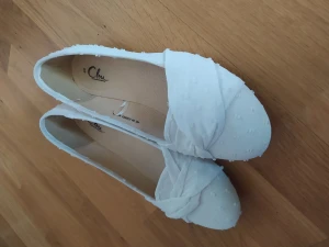 Vita ballerinaskor  - Hej, jag säljer vita ballerinaskor. Köptes för ca två veckor sedan aldrig används då jag köpte för stor storlek. Nypris ca 300 kr. Nyskick, inga fläckar eller defekter. Passar till högtider m.m.💗 Klicka ej på köp nu, kontakta mig innan