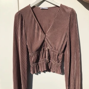 Crop Top Zara - Endast använd 2 gånger så den är i nyskick! Stretchigt material så passar S, M & L.