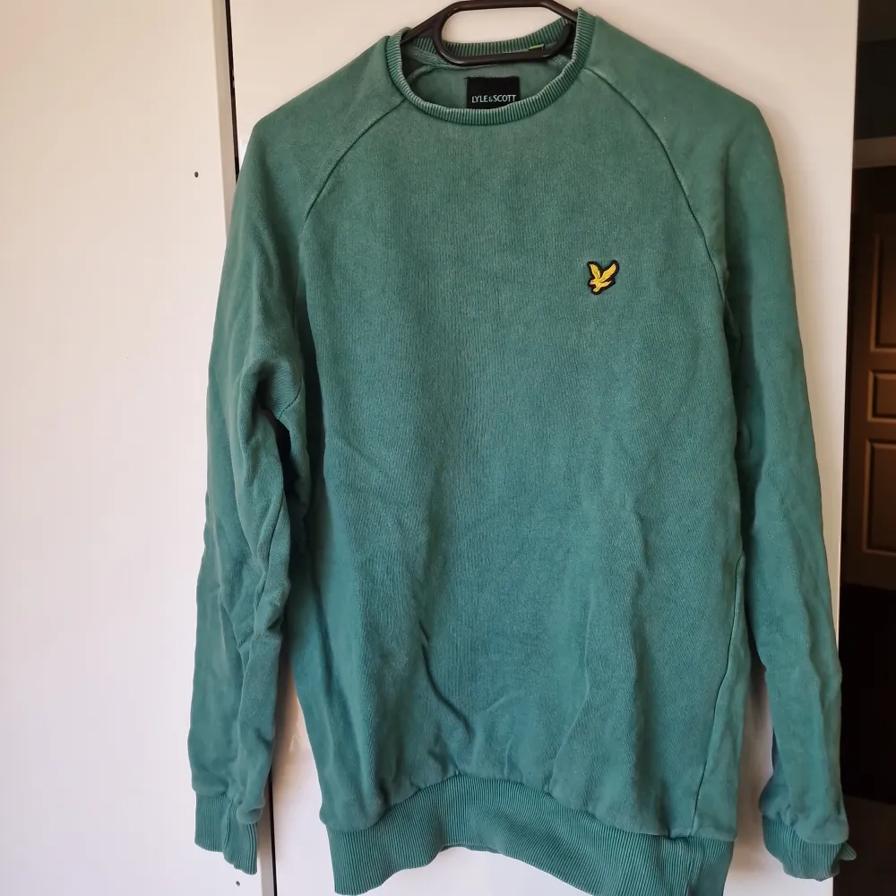 Grön Lyle & Scott-tröja i storlek Small. Bra skick, sparsamt använd.. Tröjor & Koftor.