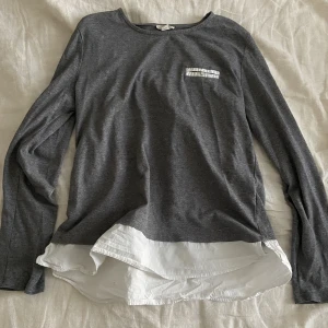 Söt tröja  - Jättefin mörkgrå tröja från esprit med skjortdetalj längst ner och knappar så att man kan få trekvarts armlängd. Den är M och passar mig som oftast har S