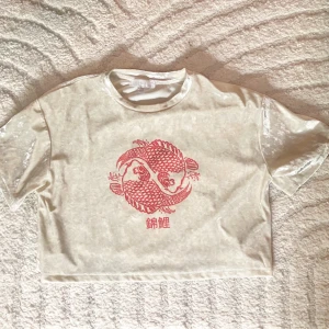 Velvet croptop with print  - Velvet croptop with print, all plain back. Good condition 