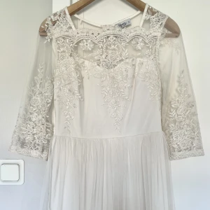 Klänning - Säljer min klänning jag hade för några år sedan på min konfirmation. I nyskick. Passar till student eller konfirmation.