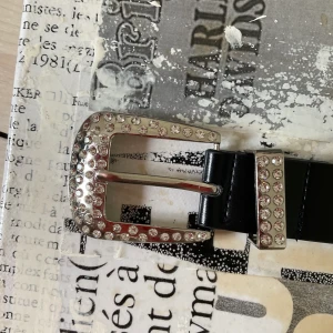 FAKE bb bälte - 2 diamanter har ramlat an 