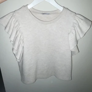 Beige topp  - Söt beige topp med volang armar, använd få tillfällen säljer även likadan i rosa. 👡🏷️🧸🫶🏼. 