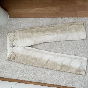 Lågmidjade jeans  - Lågmidjade jeans från weekday som tyvärr är lite små. Använda ett fåtal gånger.   Storlek 25 och är lite små i midjan för mig som är en XS, rekommenderar till någon som är kort !   500kr  (står inte för frakten) Pm för mer bilder  