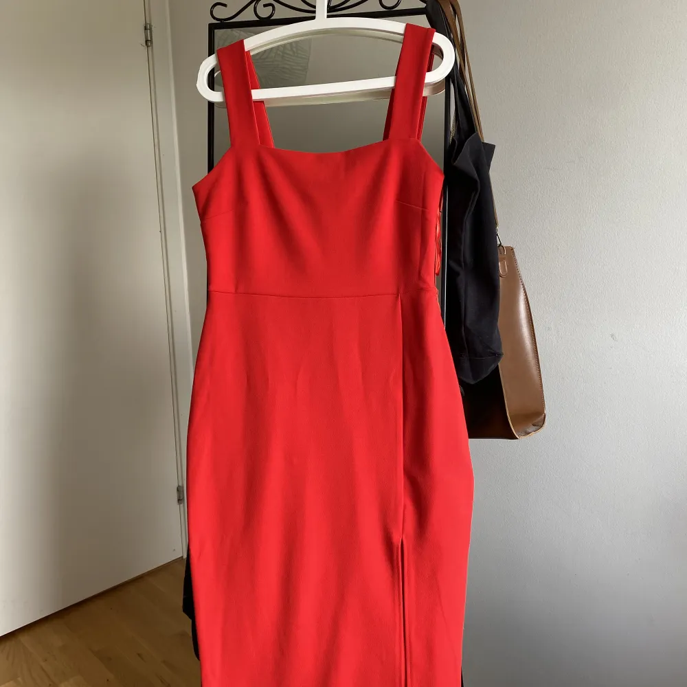 Röd klänning från New Yorker. I väldigt bra skick, endast använd en gång! Har en slit på vänster sida av klänningen. Kan både posta och träffas upp i Stockholm :) . Klänningar.