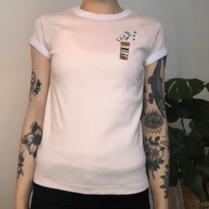 Drop Dead pill bottle T-shirt  - Drop Dead pill bottle T-shirt   Storlek uk 6 (xs)  Aldrig använd 