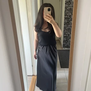 Svart siden kjol  - Säljer en svart siden kjol från Ginatricot. Tyvärr är den både för lös och lång på mig. Storlek S, ny och aldrig använd. Pris 250 + frakt! Skriv till mig för intresse 🥰