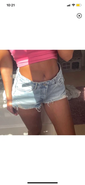 Jeansshorts Zara - Så snygga jeansshorts från zara i strl 40 så man kan ha de lågmidjat eller mer högmidjat som på bilden 💖❤️‍🔥passar mig med höftmått 86 och midjemått 68 (lånat bild av förra säljaren) 