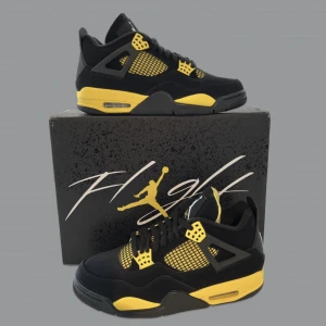 Air Jordan 4 Thunder - Air Jordan 4 Thunder 💫 Helt nya, köpta från sneakrs dragningen. Kom privat om funderingar 🤝💯