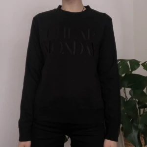 Cheap Monday broderad logo tröja - Cheap Monday broderad logo tröja   Storlek s  Använd fåtal gånger så i toppen skick 
