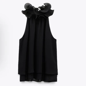 Zara topp - Säljer min jätte fina zara topp då den inte kommer till användning. Använd en gång💗xs men passar  även för s💗skriv privat för fler bilder