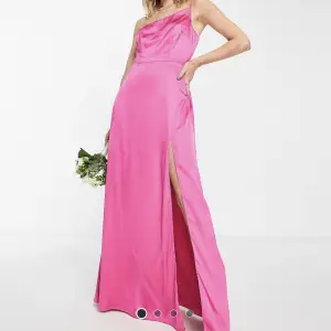 Säljer en jättefin rosa silkesklänning som tyvärr var lite för liten på mig och kom aldrig till användning💞800kr+frakt