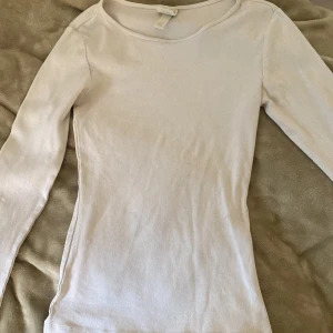 Långärmade tröjor - Två jätte fina långärmade tröjor i bra skick, en svart och en vit. Om man köper en så är det 30kr och om man köper bpda så blir det 50! 💕 Frakt tillkommer