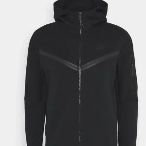 Nike tech  - En svart Nike tech utan några fel har växt ur den och säljer därför den är i str xs 