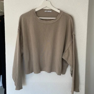 Tröja zara - Tröja från zara i använt men fint skick, storlek M men passar även S om man vill ha den lite oversize 🤍