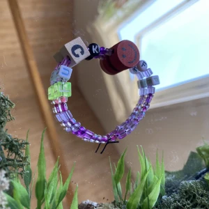 Pärlarmband  - Pärlade armband med olika text (välj själv) ✨på bilderna finns exempel 💀❤️ Frakt: 15kr ✨