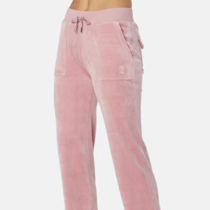 juicy couture byxor  - Juicy couture byxor som bara ligger i garderoben då jag inte använder dom längre, den silvriga grejen på snöret gick av vid andra tvätten. köpta för 1100