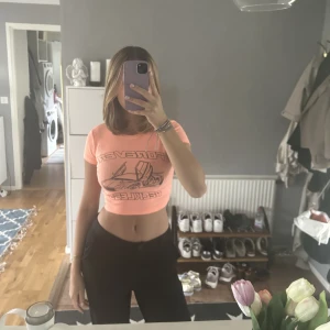 T shirt  - T-shirt från bershka, skulle säga att den är korall färgad 