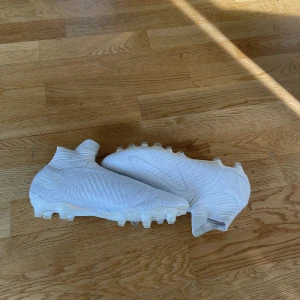 New Balance Tekela V4 Pro FG Rare Force - vit str 44 - New balance nya skor använda endast 2 träningar pågrund av att de var för små. Köpta på Unisport för 2299. Str 44