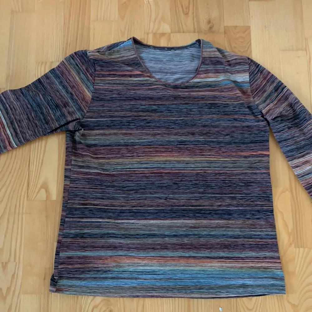 tröja köpt på secondhand för något år sedan, säljer för att den inte kommer t användning mer. . Toppar.