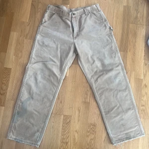 Carhartt 38/32 - Bra skick på ett par carhartt med för stor storlek på mig. Det är 38/34 är du en 36a kan du ha dom.