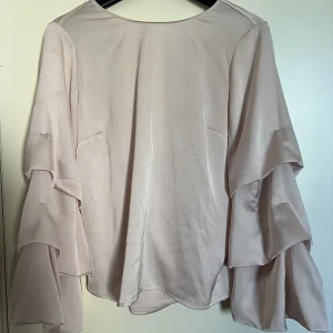 Blus med öppen rygg  - Superfin och skön blus med öppen rygg från GinaTricot i storlek 36. Knappt använd.