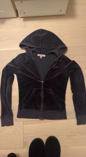 Lila Juicy Couture Kofta - Köpt frän Sellpy och är bara använd 1 gång💕Tyget är dock inte så mjukt längre och är mellan slitet, men så är den köpt Frakt ingår inte i priset!!! & Pris kan diskuteras 💓