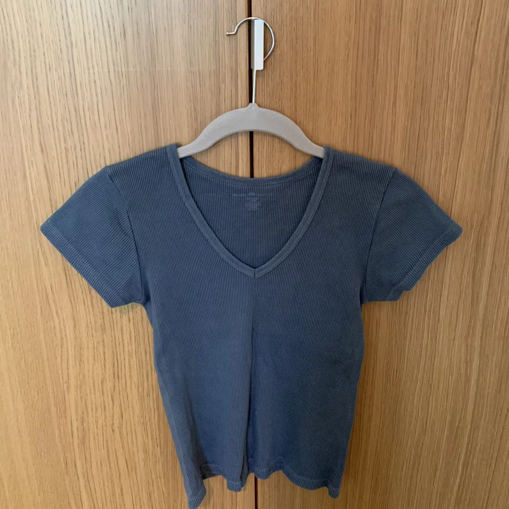 Säljer denna blåa ribbade tshirt från Brandy Melville. Storlek onesize men passar nog xxs-s. Köptes för 250, säljs för 120 + frakt.. T-shirts.