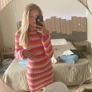 Klänning - Säljer denna superfina klänningen från Bershka då den inte kommer till användning. Endast använd en gång så den är fortfarande i nyskick😊