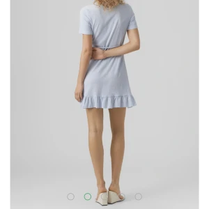 Blå omlott klänning- vero Moda  - Fin klänning säljes då den va för liten i bysten på mig strl l skulle mer säga att den sitter som en m priset är inkl frakt😊