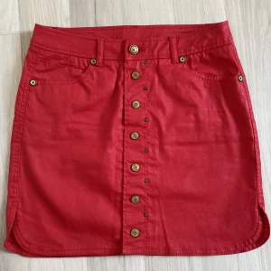 Kjol - detaljer! Helt ny men har tappat bort kvittot. Köpt från märket MNG jeans, Mango som är helt slutsåld!❤️