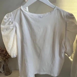 Zara tröja - Hejsan säljer denna zara tröjan som är använd ca 1-2 gången👍🏻❤️