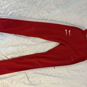 Nike joggning/träning - Nike jogging/tränings byxor Storlek M Skick 7/10 Ny pris 999kr Mitt pris 150kr