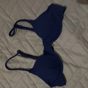 Bikini överdel  - Skit snygg blå bikini överdel.  Endast testad.  Storlek S men passar även XS Köparen står för frakten!!