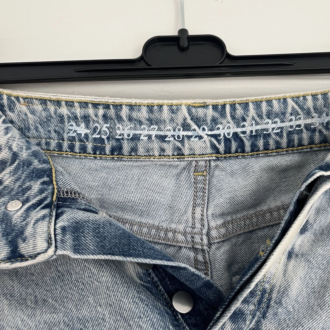 Ljusa jeans med hål - 91