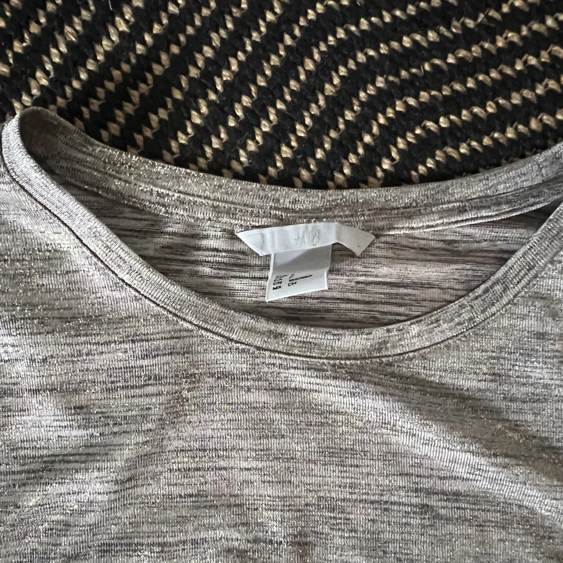 Guldig och silvrig tröja - 91